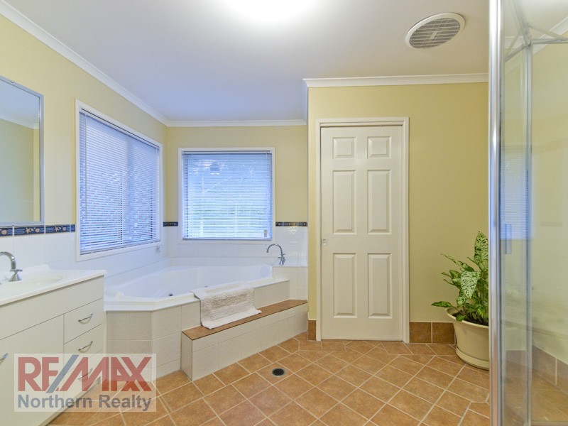 7 Drapers Rd, Eatons Hill QLD 4037