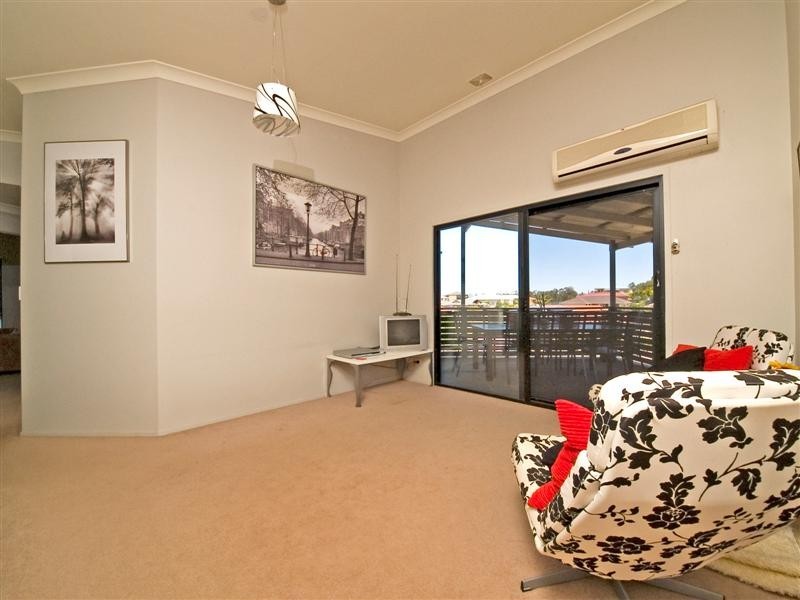 4 Portia Close, Eatons Hill QLD 4037