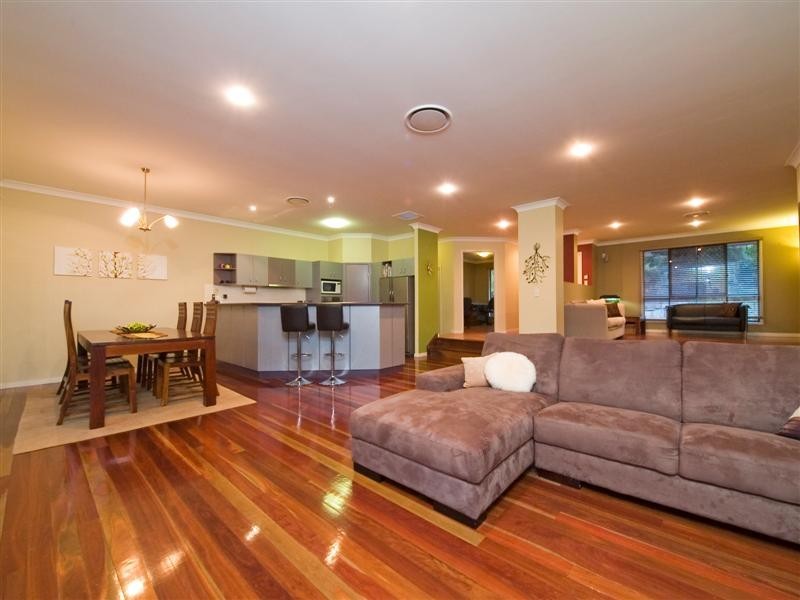9 KEN DUNCOMBE DRIVE, Cashmere QLD 4500