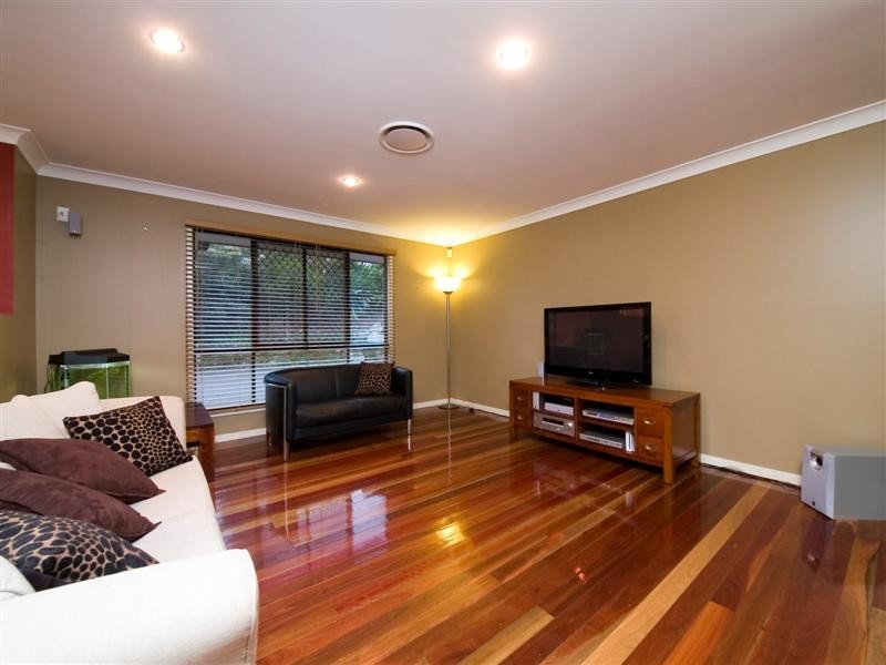 9 KEN DUNCOMBE DRIVE, Cashmere QLD 4500