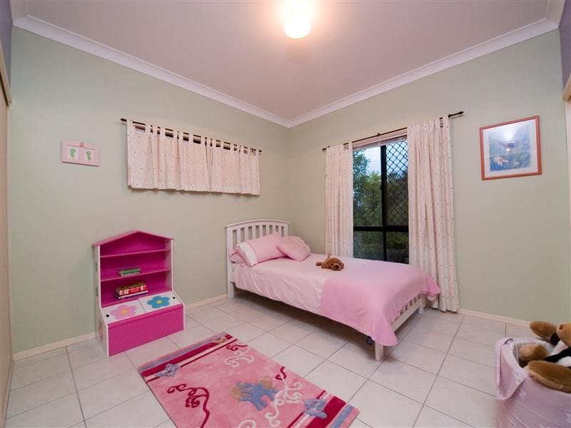 9 KEN DUNCOMBE DRIVE, Cashmere QLD 4500