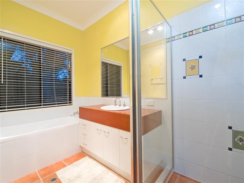 9 KEN DUNCOMBE DRIVE, Cashmere QLD 4500