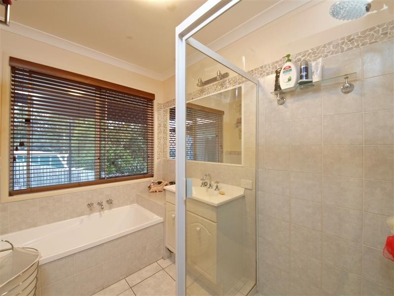 1 Bauple Street, Albany Creek QLD 4035