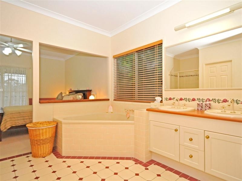 16 Talisman Court, Eatons Hill QLD 4037