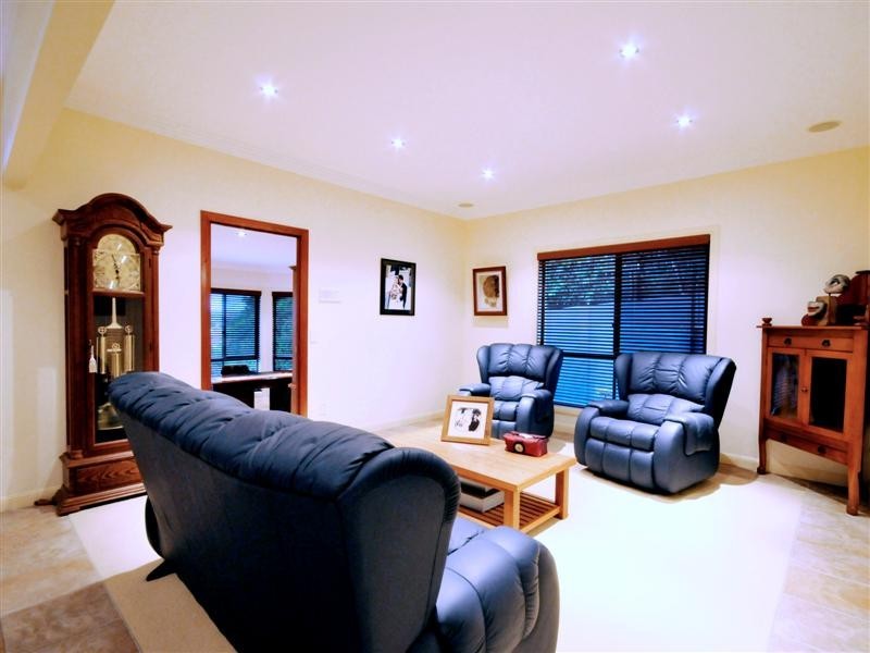 12 Bettina Court, Eatons Hill QLD 4037