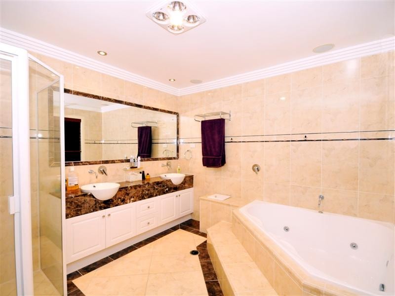 12 Bettina Court, Eatons Hill QLD 4037