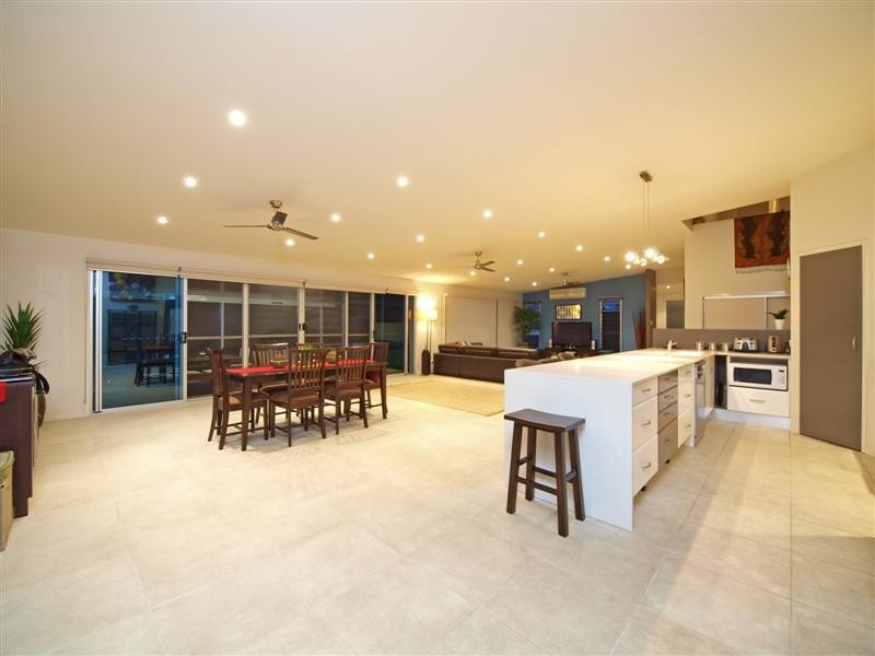 2 ALBERIC COURT, Eatons Hill QLD 4037