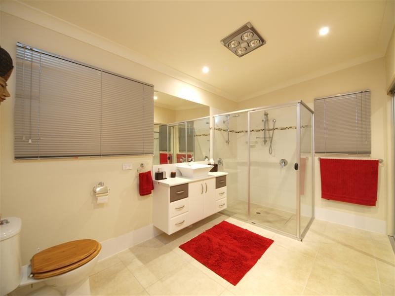 2 ALBERIC COURT, Eatons Hill QLD 4037