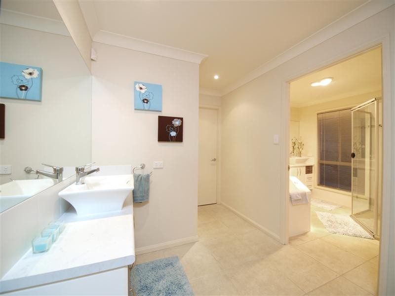 2 ALBERIC COURT, Eatons Hill QLD 4037