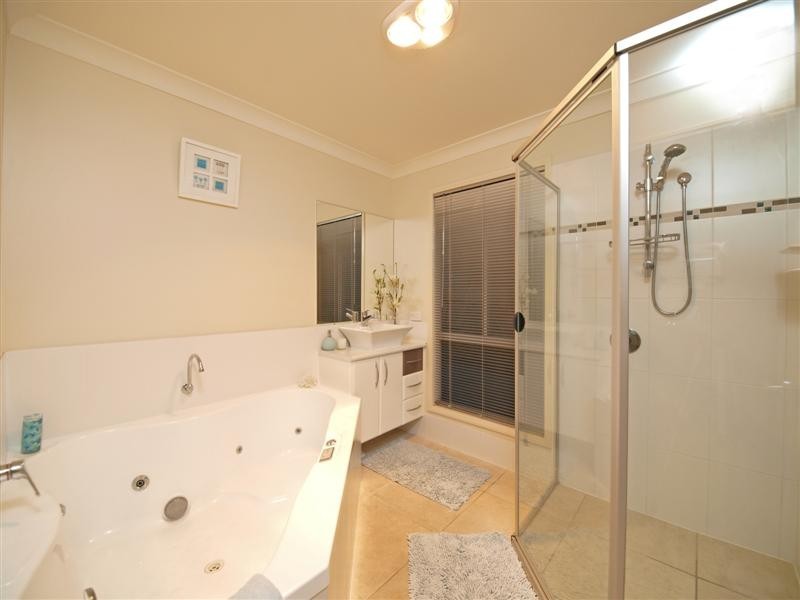 2 ALBERIC COURT, Eatons Hill QLD 4037