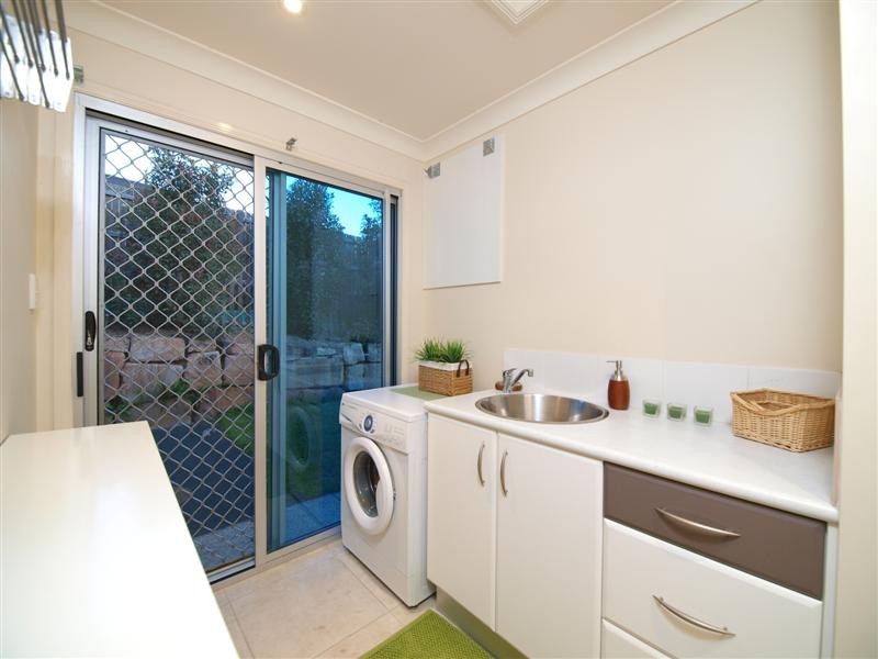 2 ALBERIC COURT, Eatons Hill QLD 4037