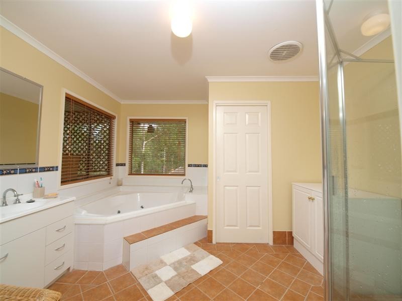 7 DRAPERS ROAD, Eatons Hill QLD 4037