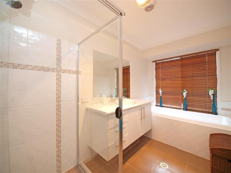 16 Cassinia Court, Eatons Hill QLD 4037