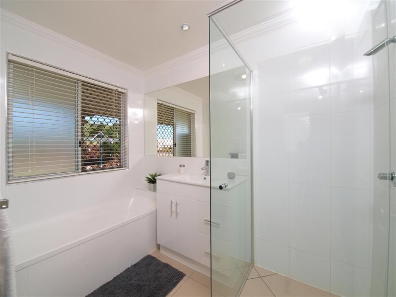 1 Ashleigh Court, Eatons Hill QLD 4037