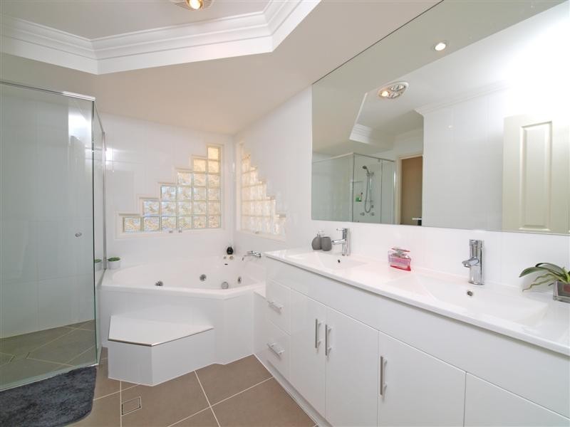 1 Ashleigh Court, Eatons Hill QLD 4037