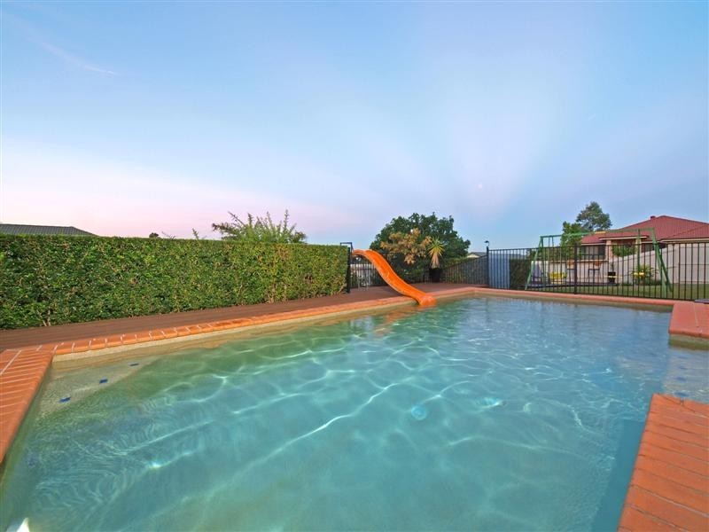 8 Emanual Court, Eatons Hill QLD 4037