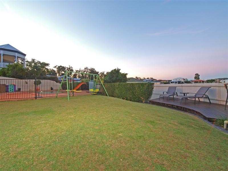8 Emanual Court, Eatons Hill QLD 4037