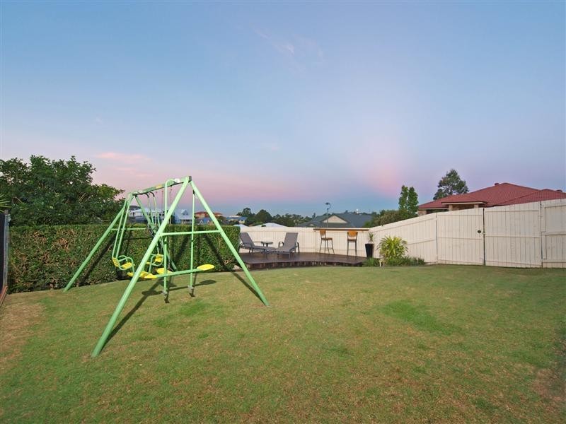 8 Emanual Court, Eatons Hill QLD 4037
