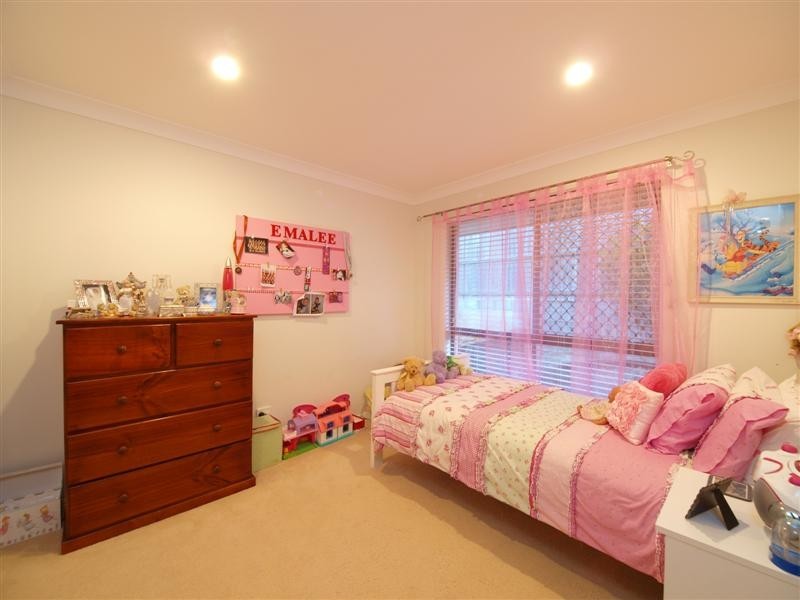 8 Emanual Court, Eatons Hill QLD 4037