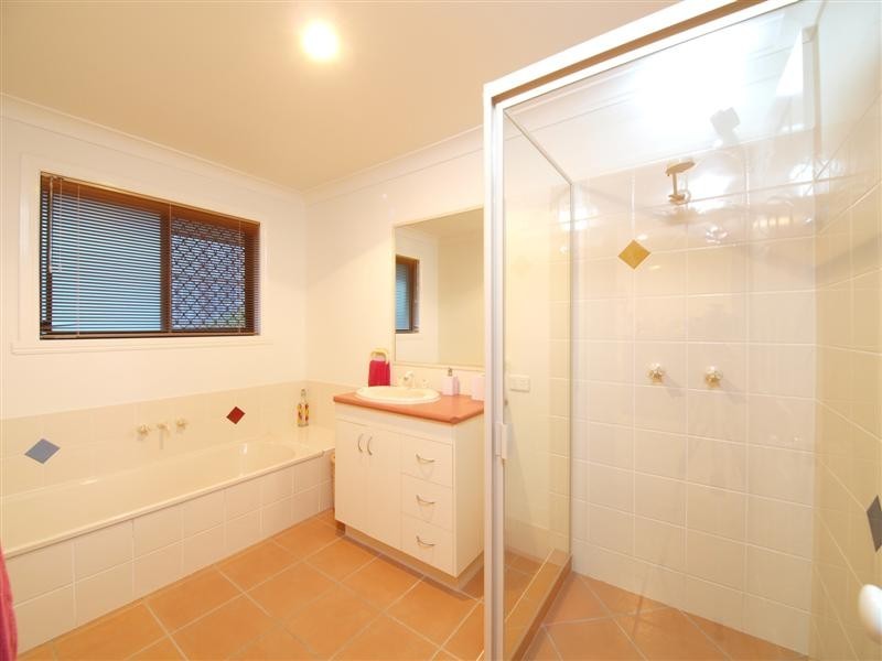 8 Emanual Court, Eatons Hill QLD 4037