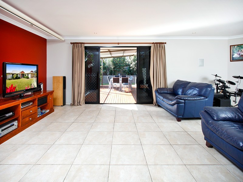 4 BELLA STREET, Cashmere QLD 4500