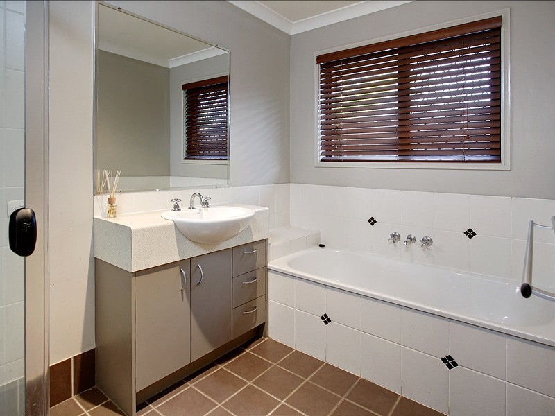 4 BELLA STREET, Cashmere QLD 4500