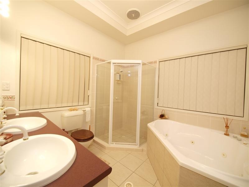 3 Hillgrove Close, Eatons Hill QLD 4037