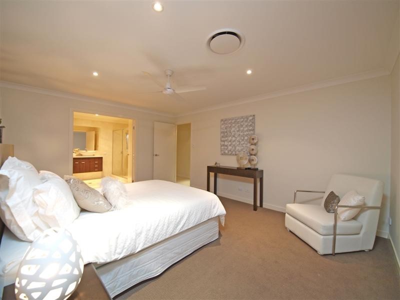 16 Alberic Court, Eatons Hill QLD 4037