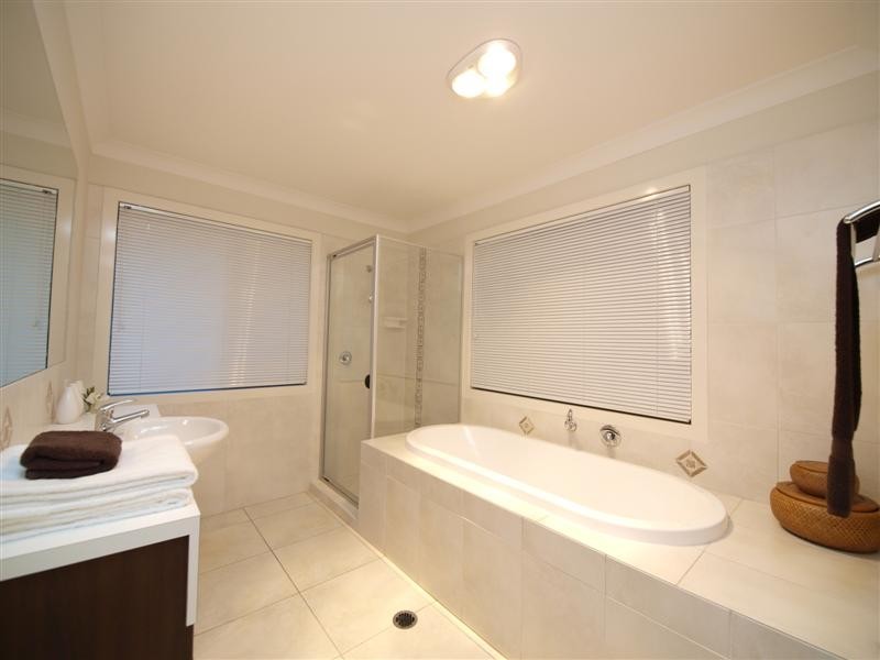 16 Alberic Court, Eatons Hill QLD 4037