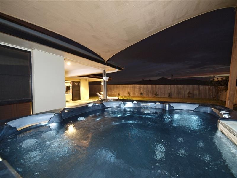 12 Alberic Court, Eatons Hill QLD 4037