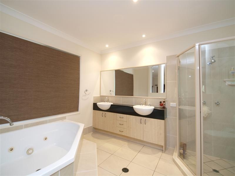 5 BENARKIN COURT, Cashmere QLD 4500