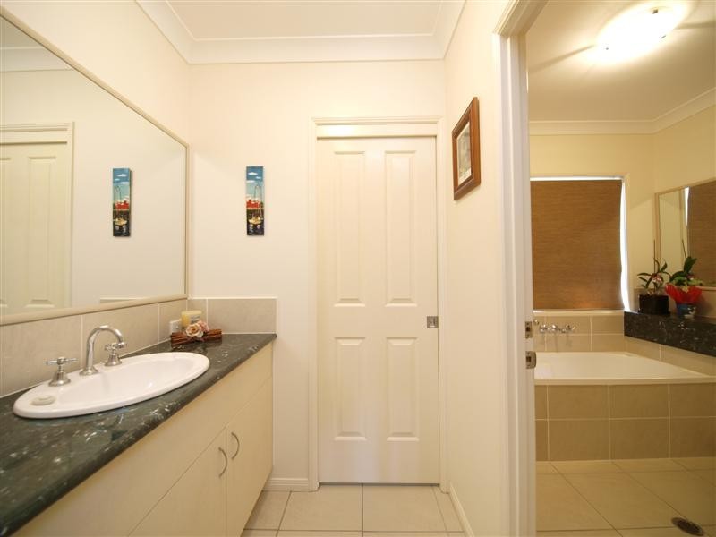 5 BENARKIN COURT, Cashmere QLD 4500