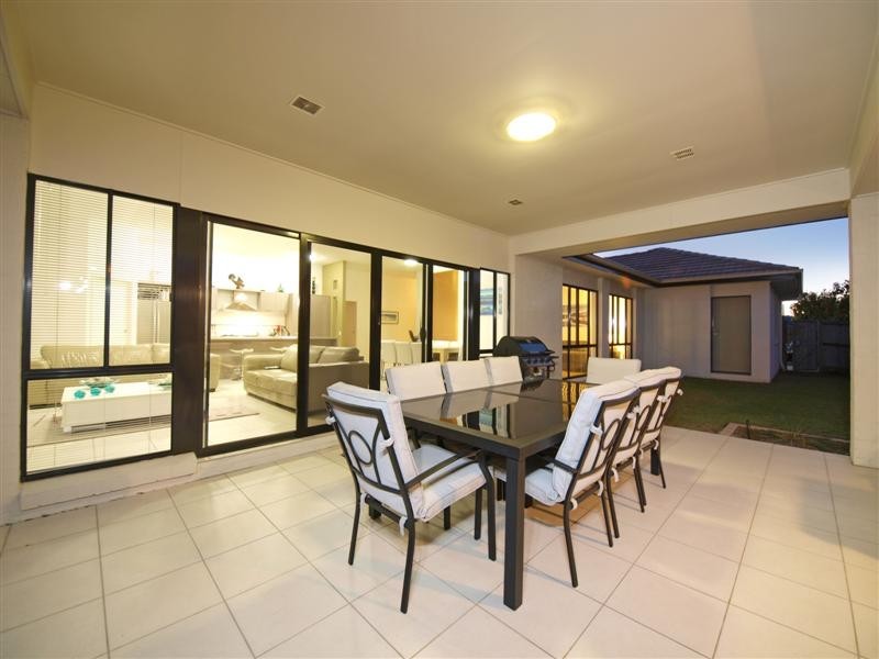 8 Grebe Circuit, North Lakes QLD 4509