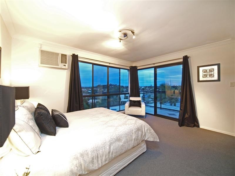 11 Peace Court, Eatons Hill QLD 4037