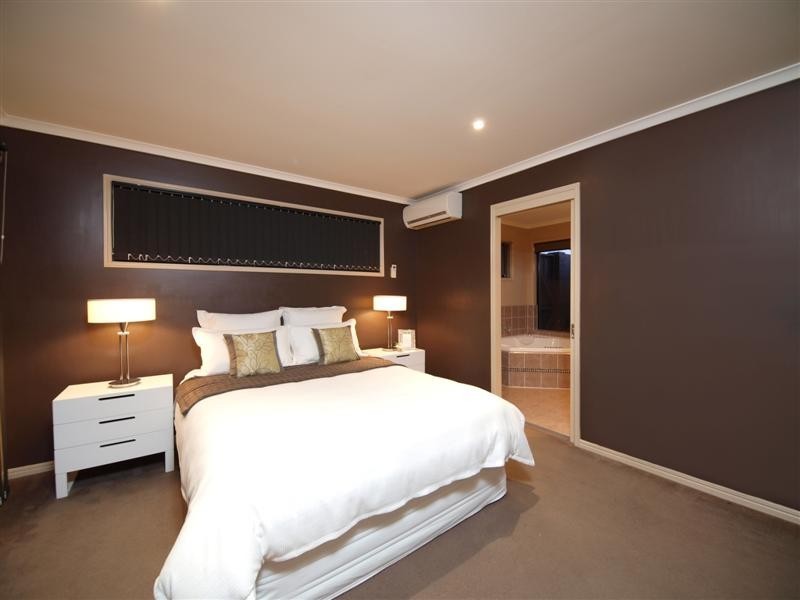 18 Alberic Court, Eatons Hill QLD 4037