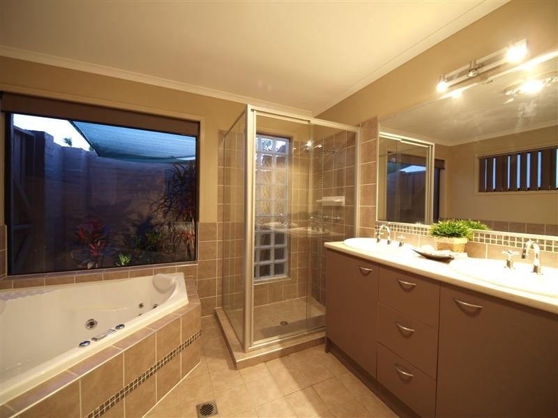 18 Alberic Court, Eatons Hill QLD 4037