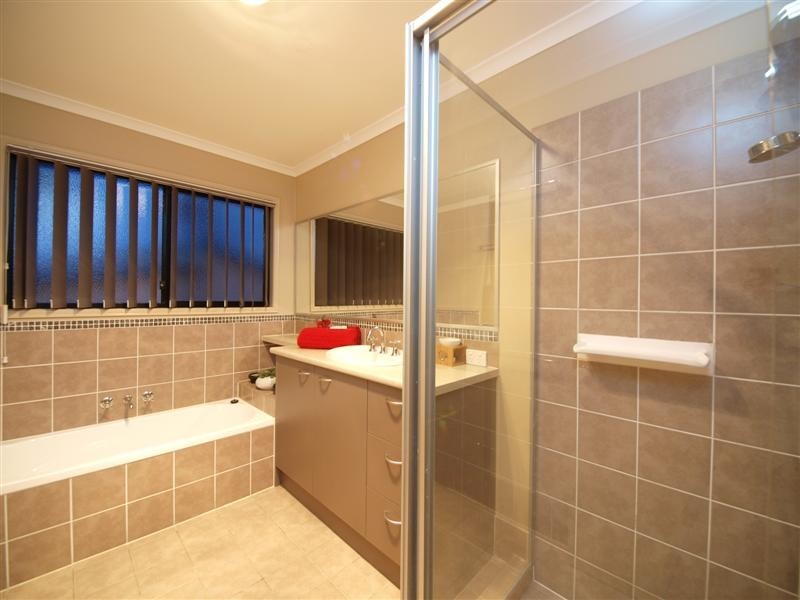 18 Alberic Court, Eatons Hill QLD 4037