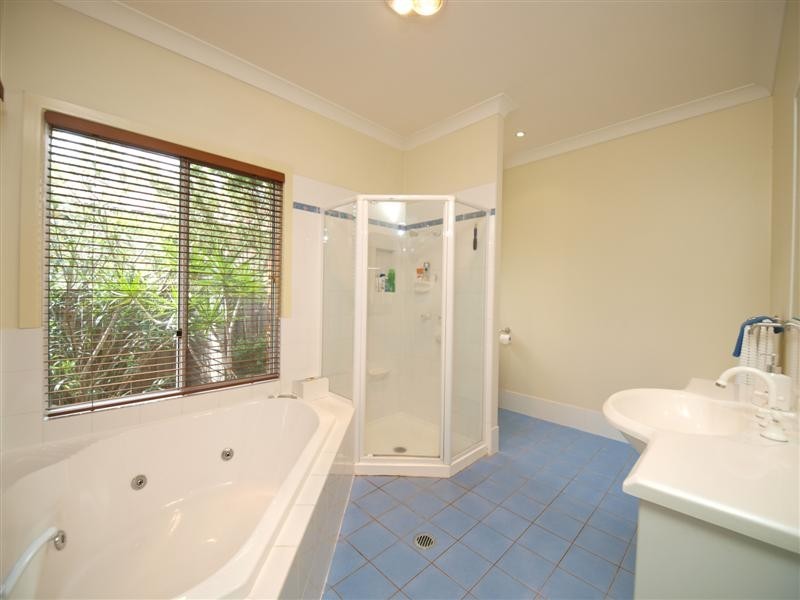 6 Laceflower Crescent, Eatons Hill QLD 4037