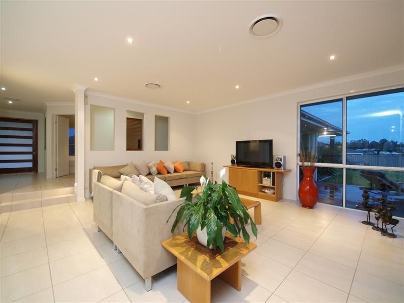4 Colin Place, Cashmere QLD 4500