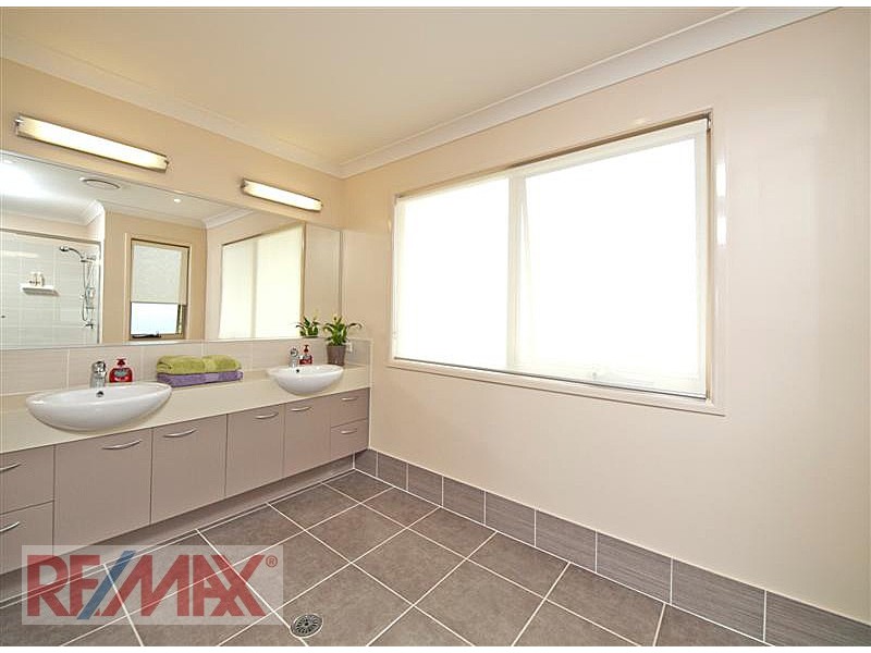 8 Tivoli Place, Ferny Grove QLD 4055