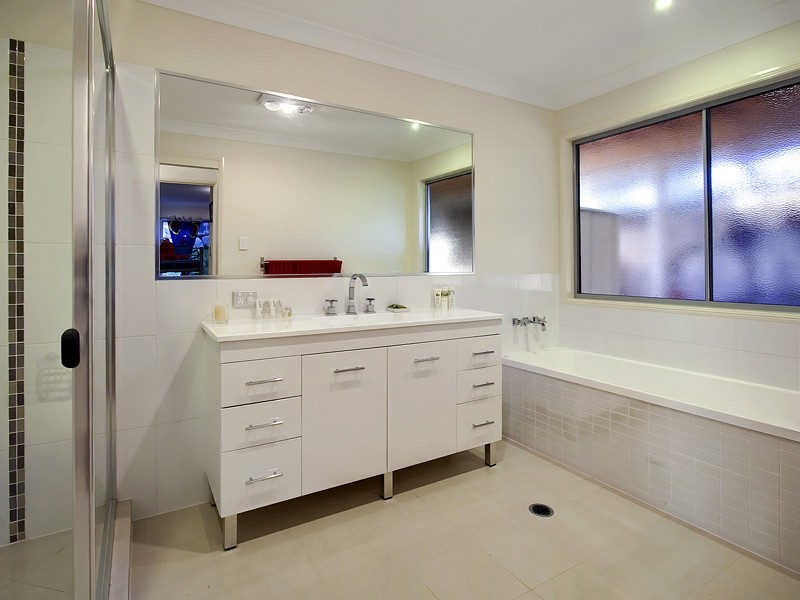 7 Lee Close, Albany Creek QLD 4035