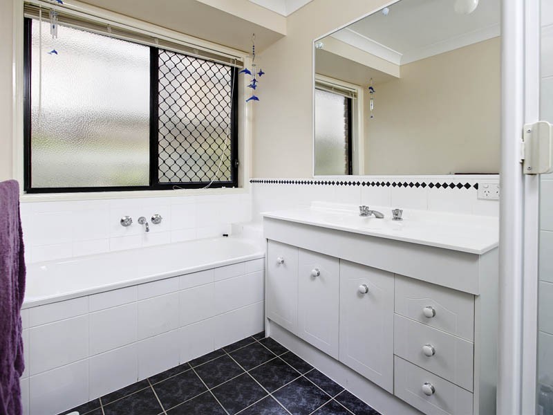 26 MONTCLARE. COURT, Cashmere QLD 4500