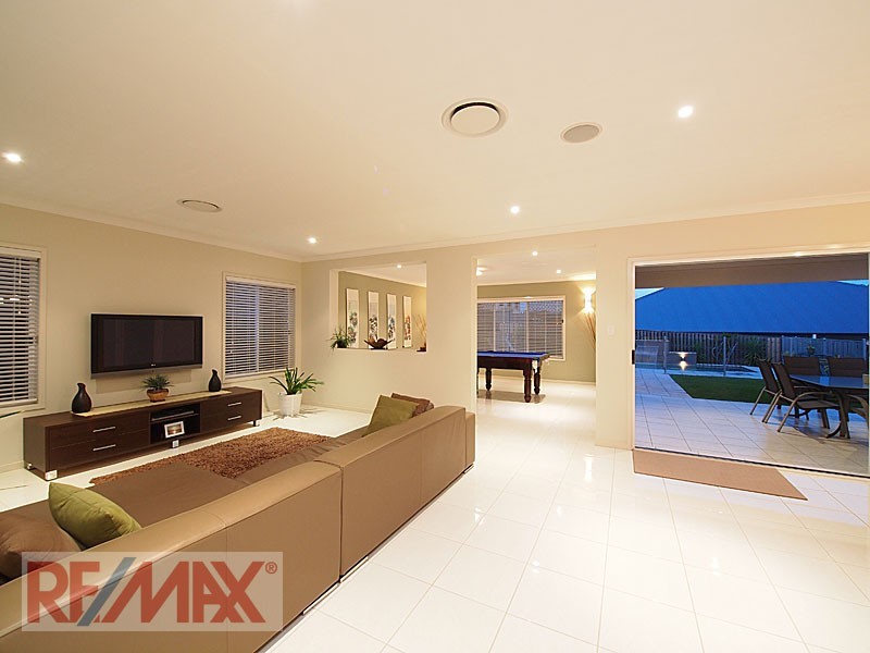 7 Crossing Drive, Eatons Hill QLD 4037