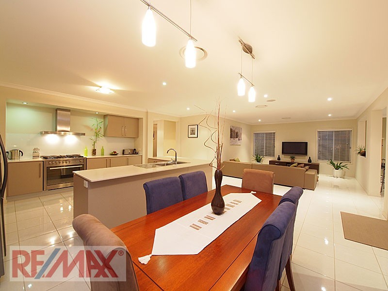 7 Crossing Drive, Eatons Hill QLD 4037