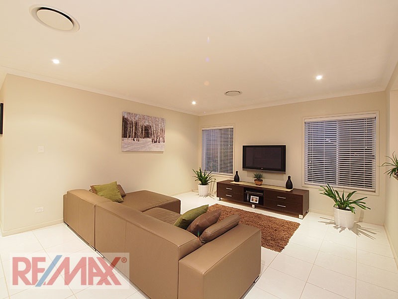 7 Crossing Drive, Eatons Hill QLD 4037