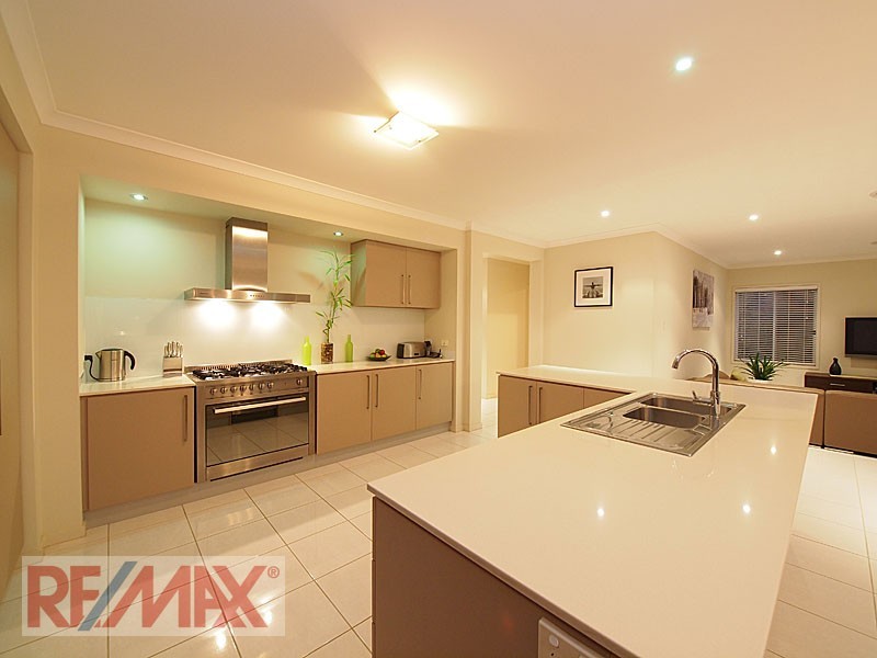 7 Crossing Drive, Eatons Hill QLD 4037