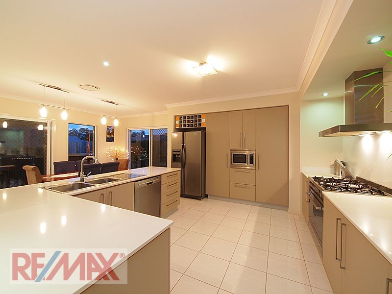 7 Crossing Drive, Eatons Hill QLD 4037