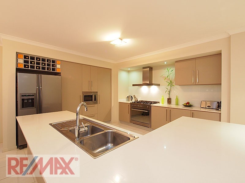 7 Crossing Drive, Eatons Hill QLD 4037