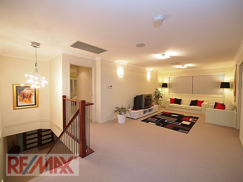 7 Crossing Drive, Eatons Hill QLD 4037