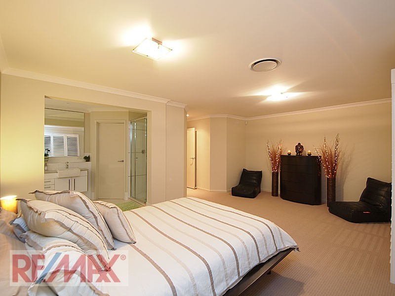 7 Crossing Drive, Eatons Hill QLD 4037